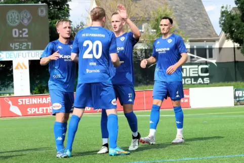 Dennis Krob (Nummer 20) hat gerade das 3:0 für den FK Pirmasens im Oberligaspiel beim FV Engers erzielt. Es gratulieren (von lin