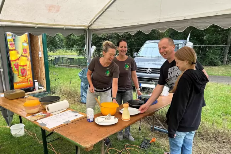 Yvonne Köhler (links hinterm Biertisch) und Nadine Brehm (rechts daneben) hießen Teilnehmer des Familienradtags an ihrer Waffels