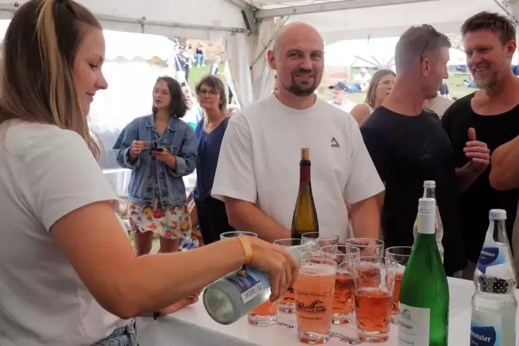 Schorle satt beim Neuleininger Burgweinfest.