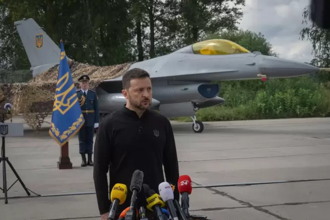 Ukraine-Krieg - Selenskyj stellt erste F-16 der Ukraine vor