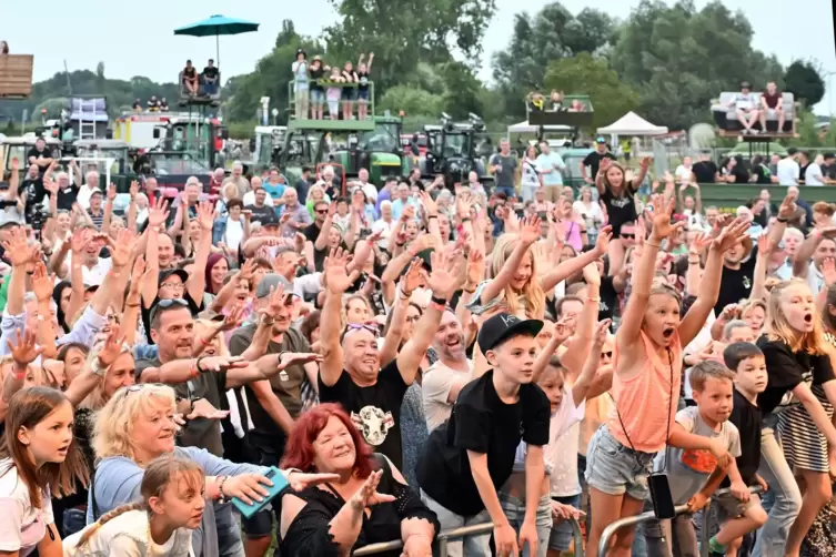 Mehr als 1000 Zuschauer kommen am Samstag zum Konzert der Dorfrocker. Ihre Lieder drehen sich ums Leben auf dem Land. 