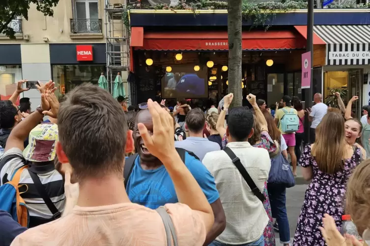 Judoka Teddy Riner kämpft, die Menschen schauen auf den Straßen zu. Später singen alle gemeinsam die Marseillaise. 