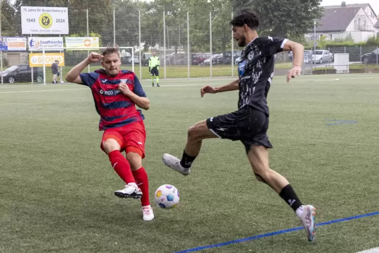 Der Weisenheimer Matthias Becker (links) und Hüseyin Cevat Ates (FC Arabia) im Zweikampf. 