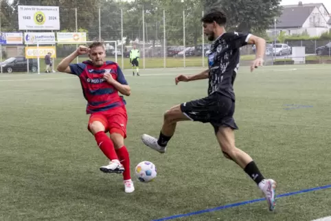 Der Weisenheimer Matthias Becker (links) und Hüseyin Cevat Ates (FC Arabia) im Zweikampf. 