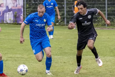  Luca Felix Schmidt vom SC Hauenstein (links) stürmt mit dem Ball davon. Der Rüssinger Baris Barut hat das Nachsehen. 