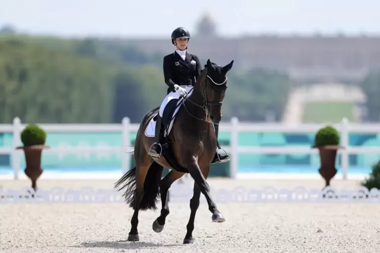 Beeindruckende Kulisse, große Emotionen: Jessica von Bredow-Werndl mit Stute Dalera vor dem Schloss von Versailles. 