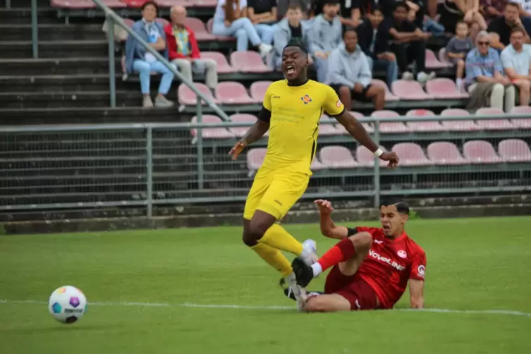 Diese Aktion des FCK-II-Spielers Anas Bouda (rechts) an Melchisedec Yeboah (TuS Koblenz) führte zum ersten Elfmeter. 