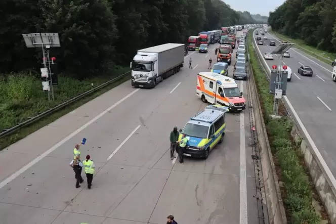 Schwerer Unfall auf der A5 zwischen Karlsruhe und Bruchsal.
