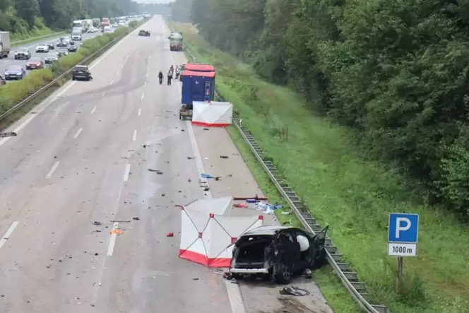 Mehrere Verletzte nach Autounfall - Autobahn gesperrt