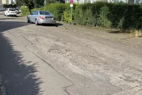 Den Straßenbauern geht die Arbeit in Germersheim nicht aus. Diese beschädigte Straßendecke ist im Einfahrtsbereich der Reuß-Stra