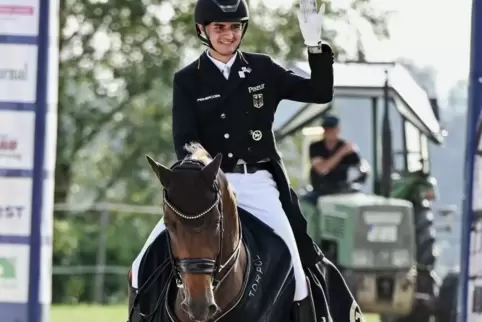 Frisch dekoriert mit dem Goldenen Reitabzeichen: Paul Löcher. 