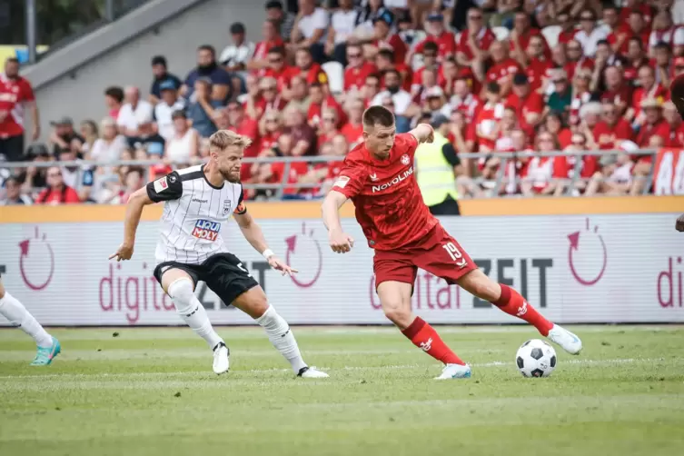 Daniel Hanslik (rechts) vom 1. FC Kaiserslautern beendete am Sonntag beim SSV Ulm das Spiel nicht auf der Position, wo er es beg