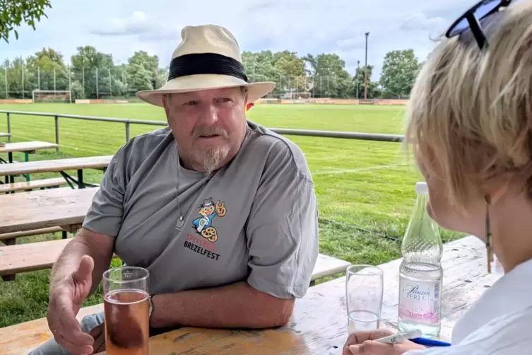 Walter Flörchinger (62) auf dem Siedlerfest in Speyer-Nord im Gespräch mit Susanne Kühner.