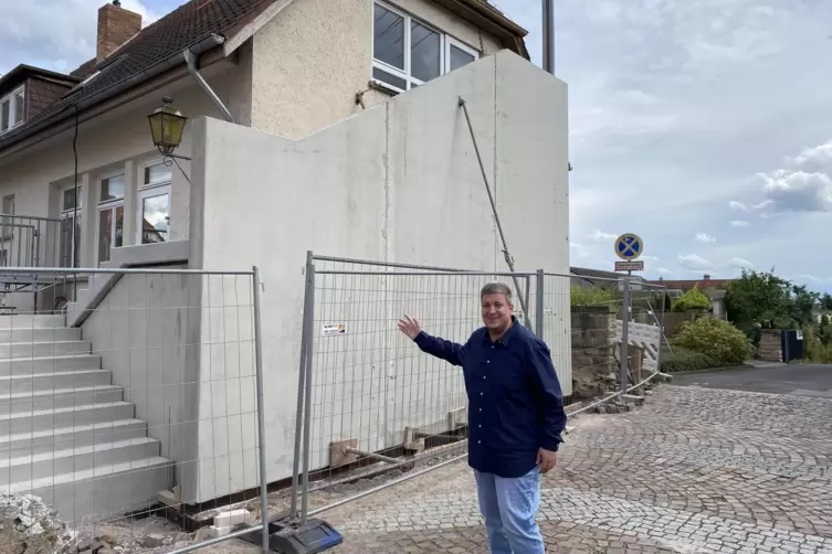 Jens Wacker an der Kita-Wand, die für viel Aufregung sorgt. 