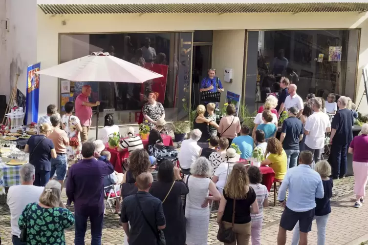 Reger Andrang: Ateliereröffnung in Glan-Münchweiler.