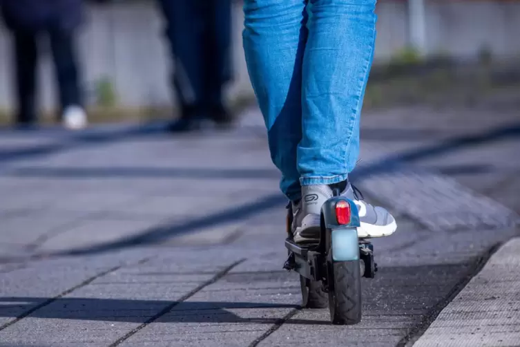 Die Polizei weist noch einmal darauf hin, dass für einen E-Scooter beim Alkohol die gleichen Grenzwerte wie beim Autofahren gelt