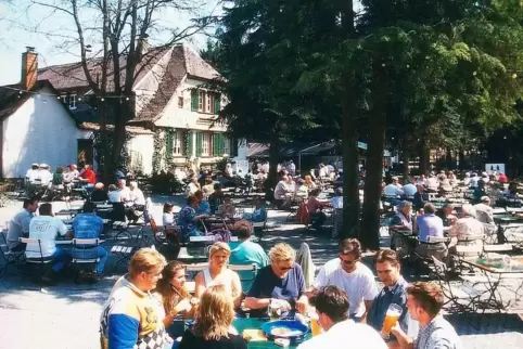 Der Beckenhof 1997: Der Biergarten direkt am Forsthaus fiel noch bedeutend kleiner aus als heute. 