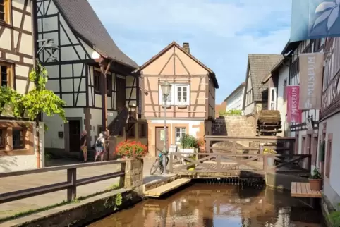 Die Holzstufe neben der Brücke dient auch als Sitzbank. 