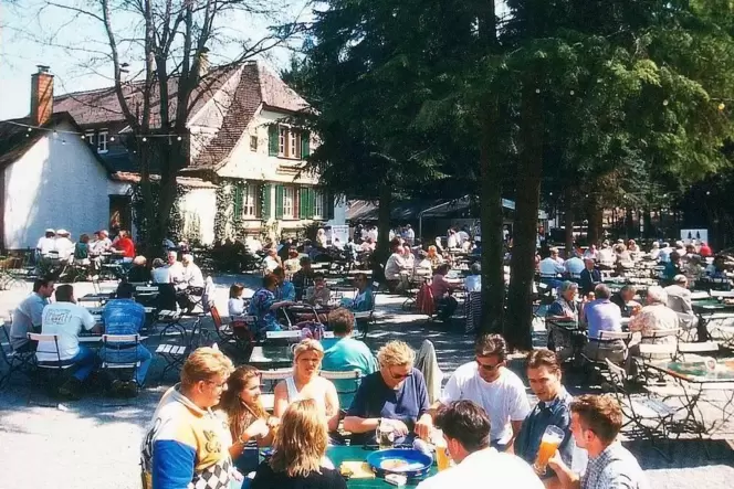 Der Beckenhof 1997: Der Biergarten direkt am Forsthaus fiel noch bedeutend kleiner aus als heute.