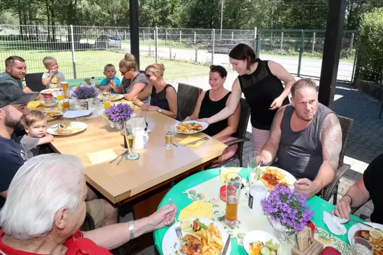 Beliebt bei Menschen jeden Alters: die Gaststätte „Zur Hundehütte“ in der Schillerstraße nahe den Sanddünen bei Dudenhofen. 