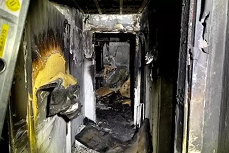 So sah es nach dem Brand im Flur der Dachgeschosswohnung aus.