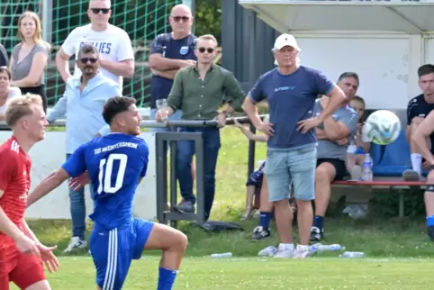 Aufmerksamer Beobachter der Oberliga-Partie: Uwe Rapolder (mit weißer Kappe) an der Seitenlinie.