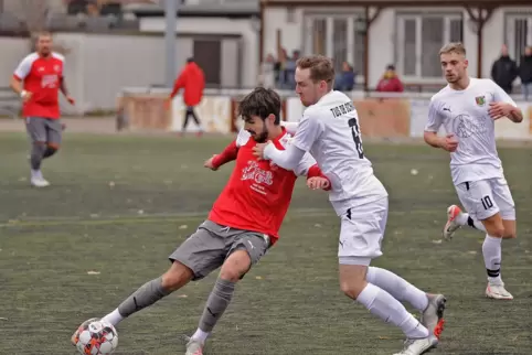 Torvorlage und große Laufarbeit: Der Seebacher Bruno Ribeiro (rotes Trikot, hier im Spiel gegen Schaidt) ist zu Saisonbeginn sch