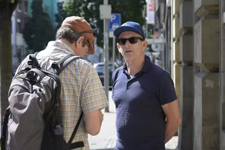 „Spezielles Pflaster“: Volker Endres im Gespräch mit Ulrich Wehrmann (rechts).