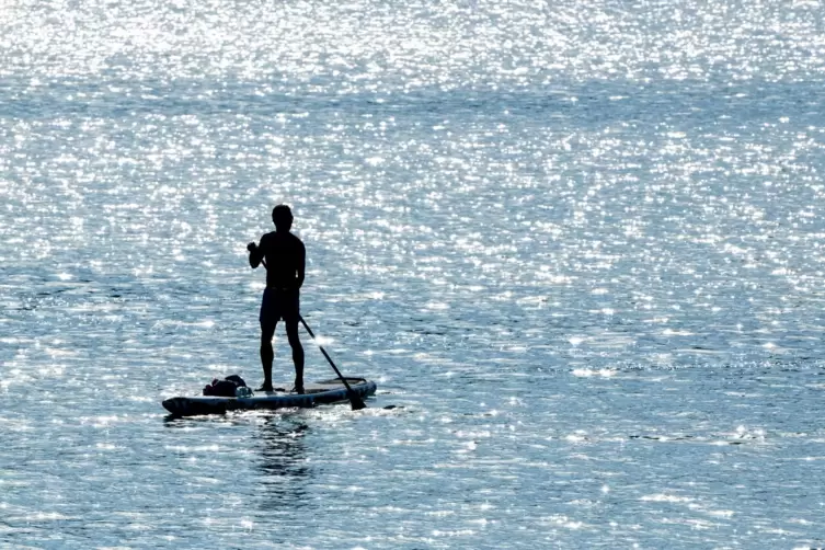 Raus aufs Wasser: Die Trendsportart Stand-up-Paddeln gilt als effektives Körpertraining. 