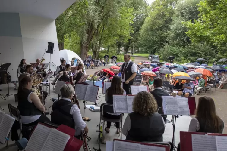 Zwischendurch mussten die Regenschirme aufgespannt werden, das tat dem Konzert der Spielgemeinschaft Hütschenhausen allerdings k