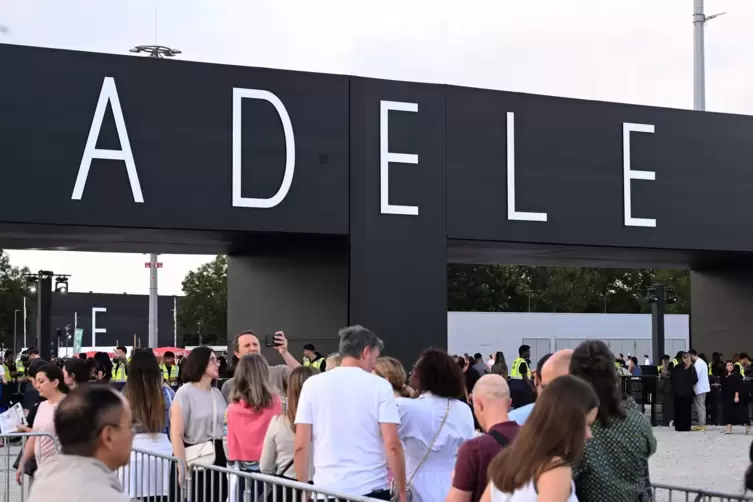 Zehn Konzerte gibt Adele derzeit in München auf einem eigens dafür errichteten Gelände. Fotografiert werden darf dort nicht. 