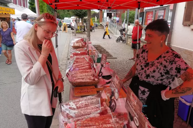 Weingräfin Sarah I. probiert Salami.