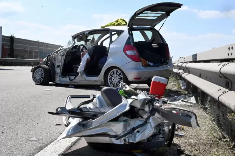 Drei Menschen wurden bei dem Unfall verletzt, zwei davon schwer.