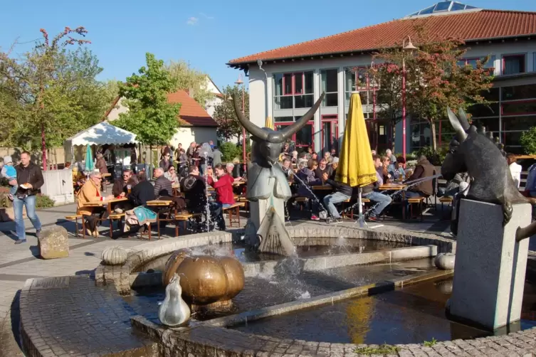 Der Ochs-und-Esel-Brunnen vor dem Zentrum Alte Schule.