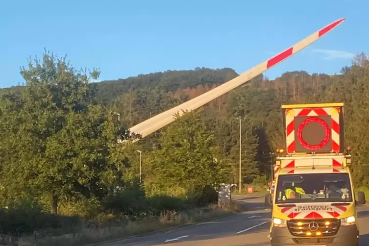 Riesige Fracht in engen Straßen: Der früherer Transporte von Windrädern zeigt, wie aufwendig die Logistik ist. 