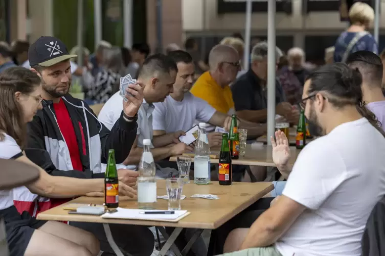 Ein Bauersche-Turnier zog zur Dansenberger Kerwe Besucher in Fröhlichs Biergarten.