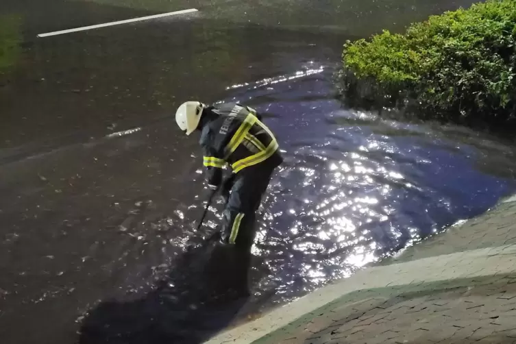 Allein zu 43 Unwettereinsätzen rückte die Feuerwehr im Stadtgebiet Homburg aus. Ein Feuerwehrmann versucht gerade, eine überflut