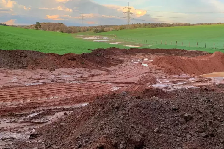 Großflächiger Eingriff in die Landschaft auf dem Drehenthalerhof.