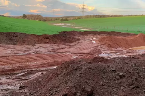 Großflächiger Eingriff in die Landschaft auf dem Drehenthalerhof.