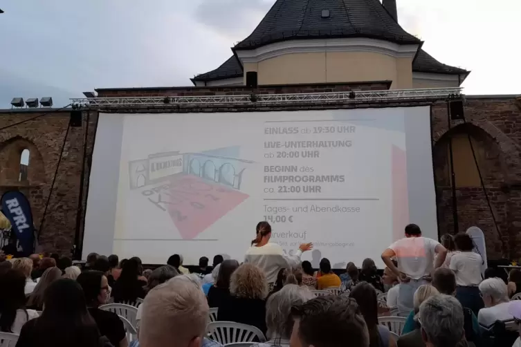 Nicht immer blieb es trocken in der Erkenbert-Ruine. Trotzdem bevölkerten im Schnitt rund 400 Gäste das Frankenthaler Open-Air-K