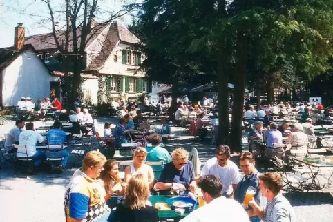 Der Beckenhof 1997: Der Biergarten direkt am Forsthaus fiel noch bedeutend kleiner aus als heute.