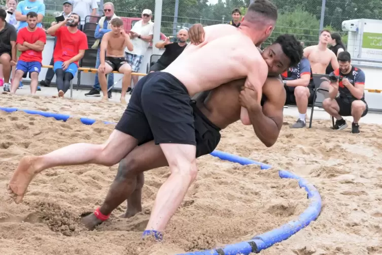 200 Zuschauer erlebten im Sportpark Husterhöhe auch diesen Kampf des US-Amerikaners Jonathan Williams (unten) gegen Valeri Tomai