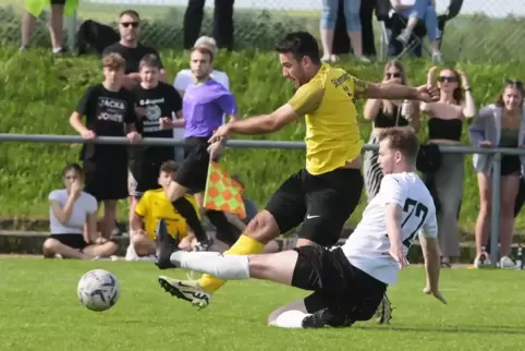 Im Mai siegte der SV Hermersberg durch dieses Tor von Lukas Bißbort (gelbes Trikot) gegen den TuS Rüssingen mit 1:0, stieg denno