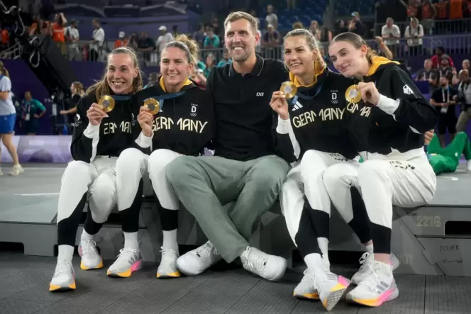 Der ehemalige Basketballweltstar Dirk Nowitzki feiert mit den Goldmedaillengewinnerinnen Svenja Brunckhorst, Marie Reichert, Son