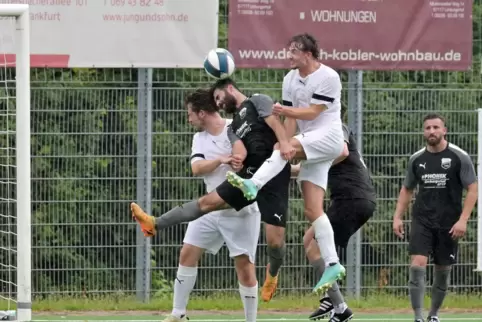 Friedelsheims Can Hassan (schwarzes Trikot) setzt sich gegen zwei Gegenspieler durch. 