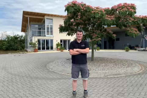 David Vetter vor dem Schlafbaum, ein Mimosengewächs, am neuen Standort des Weinguts Langenwalter in Weisenheim am Sand. Der Bau 