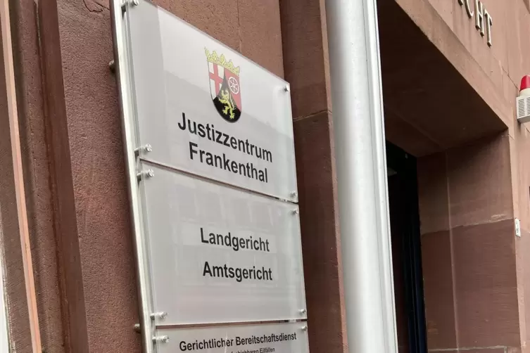  Der Angeklagte muss sich vor dem Schöffengericht des Amtsgerichts Frankenthal verantworten.