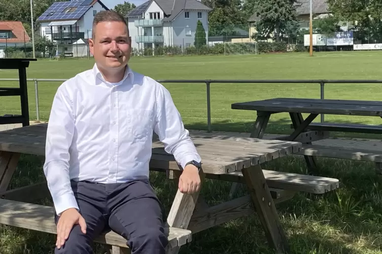 „Sport verbindet die Menschen“ – Patrick Poss auf dem Gelände des FSV vor dem neuen Rasenplatz. 