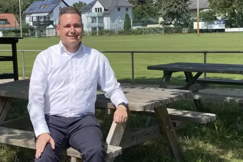 „Sport verbindet die Menschen“ – Patrick Poss auf dem Gelände des FSV vor dem neuen Rasenplatz. 