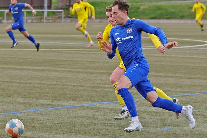 Flügelstürmer Bastian Rinn (blaues Trikot, hier im Spiel gegen FV Dudenhofen II ) erzielt das erste Saisontor für den FV Freinsh